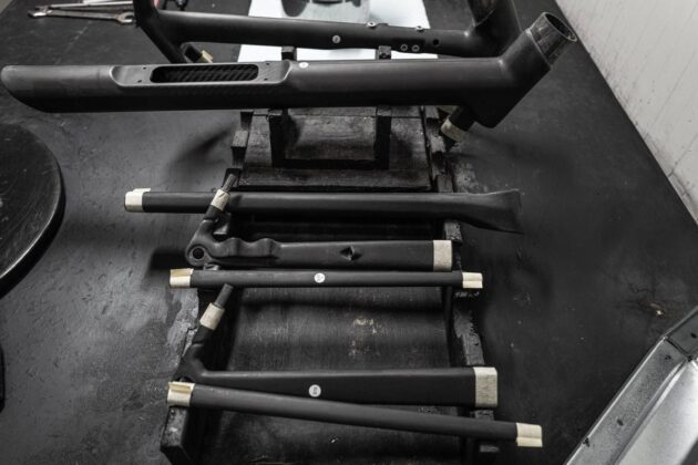 Les sept pi&egrave;ces en carbone du cadre