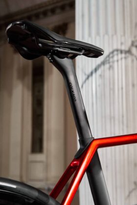 Tige de selle int&eacute;gr&eacute;e et raccord des haubans du v&eacute;lo route