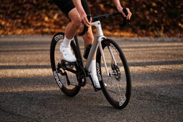 Cycliste en action sur route avec le v&eacute;lo route Colnago coloris HFWS blanc nacr&eacute;, roues ENVE SES 4.5