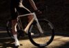 Vélo route Colnago C72 : caractéristiques et prix Cycliste arrêté en bord de route avec le vélo route Colnago C72 coloris HFWS blanc nacré, roues ENVE SES 4.5