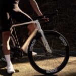 Vélo route Colnago C72 : caractéristiques et prix Cycliste arrêté en bord de route avec le vélo route Colnago C72 coloris HFWS blanc nacré, roues ENVE SES 4.5