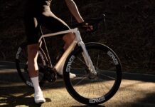 Vélo route Colnago C72 : caractéristiques et prix Cycliste arrêté en bord de route avec le vélo route Colnago C72 coloris HFWS blanc nacré, roues ENVE SES 4.5