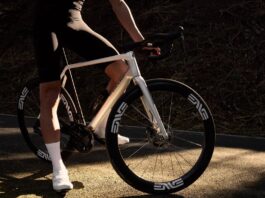 Cycliste arrêté en bord de route avec le vélo route Colnago C72 coloris HFWS blanc nacré, roues ENVE SES 4.5