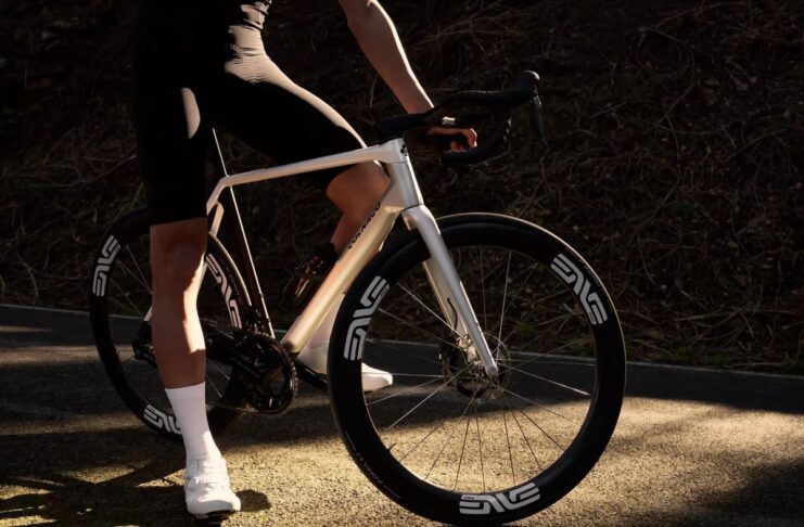 Cycliste arrêté en bord de route avec le vélo route Colnago C72 coloris HFWS blanc nacré, roues ENVE SES 4.5
