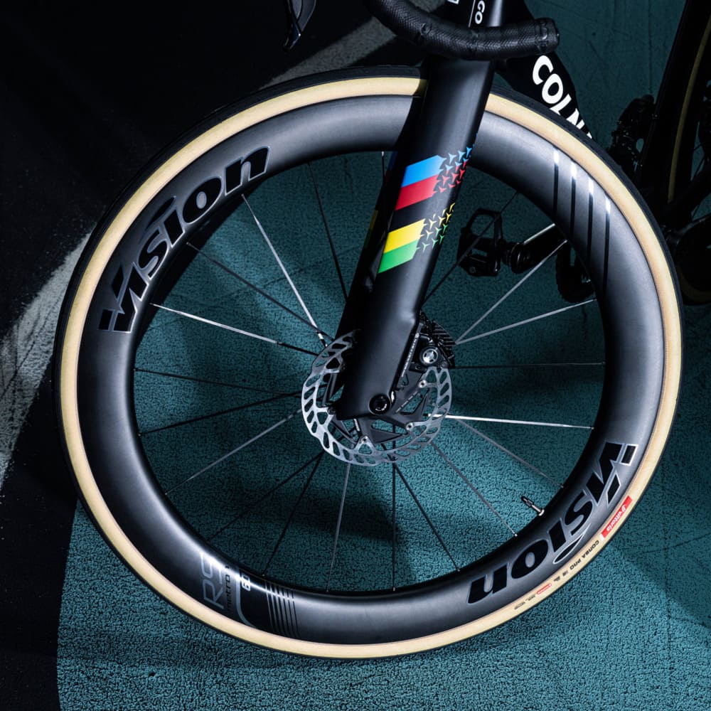 Profil de jante carbone 45 mm et rayons à profil plat des roues Vision Metron RS CS Silver Edition