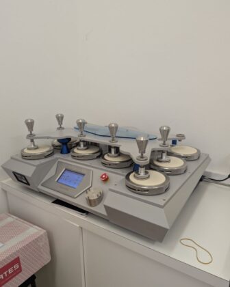 Machine pour tester la r&eacute;sistance aux frottements