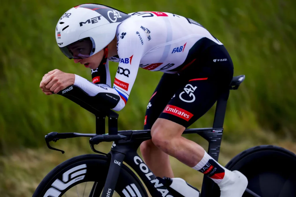 Tadej Pogacar sur son Colnago TT2